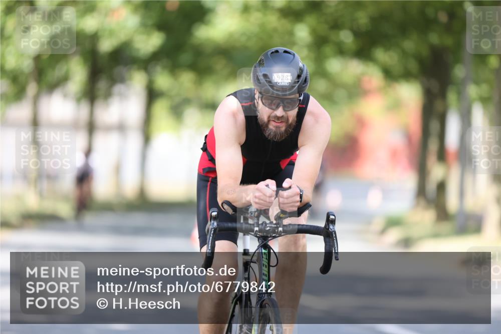 11.08.2024 - GEWOBA Citytriathlon Bremen H.Heesch http://msf.ph/oto/6779842 11.08.2024 11:48:05 Radfahren 760, 809, 906, 918, 924, 928 meine-sportfotos.de