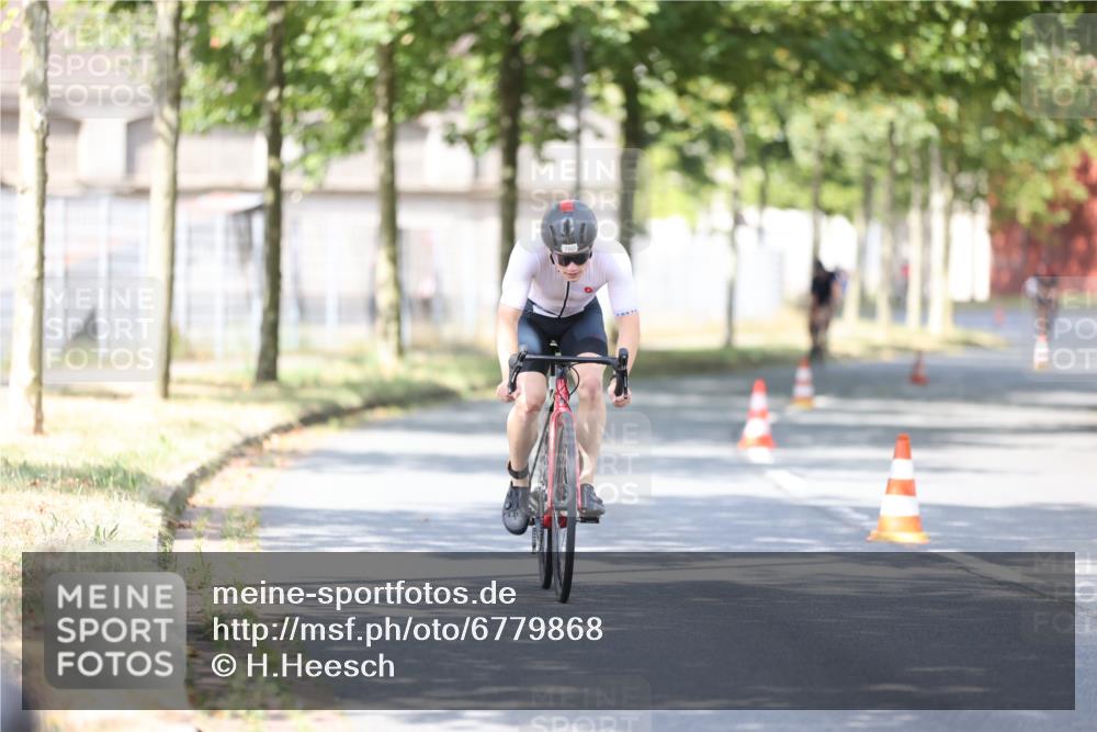 11.08.2024 - GEWOBA Citytriathlon Bremen H.Heesch http://msf.ph/oto/6779868 11.08.2024 11:48:08 Radfahren 760, 809, 851, 886, 906, 918, 928 meine-sportfotos.de