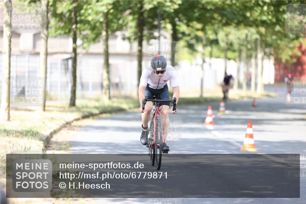 11.08.2024 - GEWOBA Citytriathlon Bremen H.Heesch http://msf.ph/oto/6779871 11.08.2024 11:48:08 Radfahren 760, 809, 851, 886, 906, 918, 928 meine-sportfotos.de