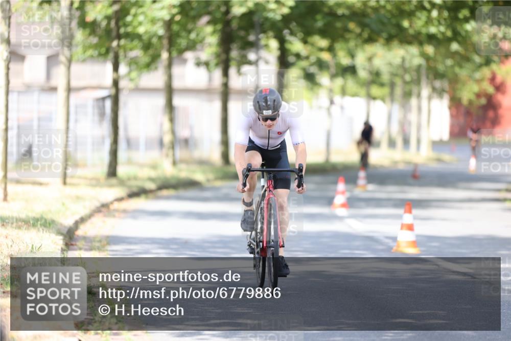 11.08.2024 - GEWOBA Citytriathlon Bremen H.Heesch http://msf.ph/oto/6779886 11.08.2024 11:48:09 Radfahren 760, 809, 851, 886, 906, 918, 928 meine-sportfotos.de
