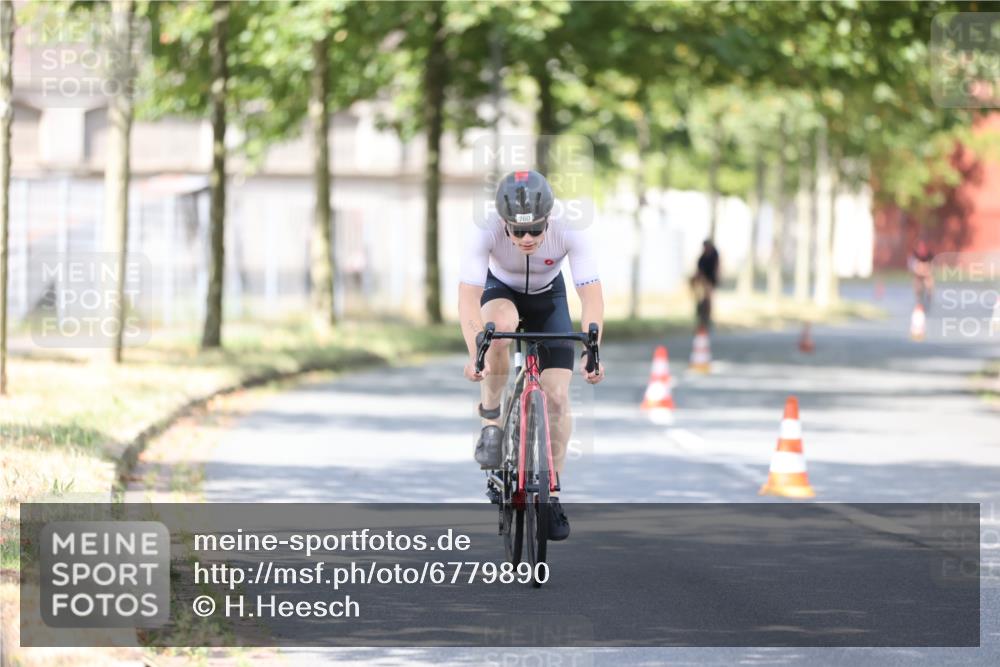 11.08.2024 - GEWOBA Citytriathlon Bremen H.Heesch http://msf.ph/oto/6779890 11.08.2024 11:48:09 Radfahren 760, 809, 851, 886, 906, 918, 928 meine-sportfotos.de