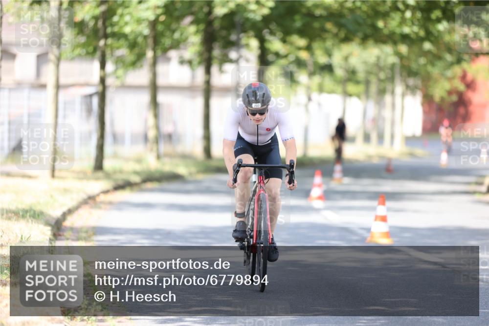 11.08.2024 - GEWOBA Citytriathlon Bremen H.Heesch http://msf.ph/oto/6779894 11.08.2024 11:48:09 Radfahren 760, 809, 851, 886, 906, 918, 928 meine-sportfotos.de