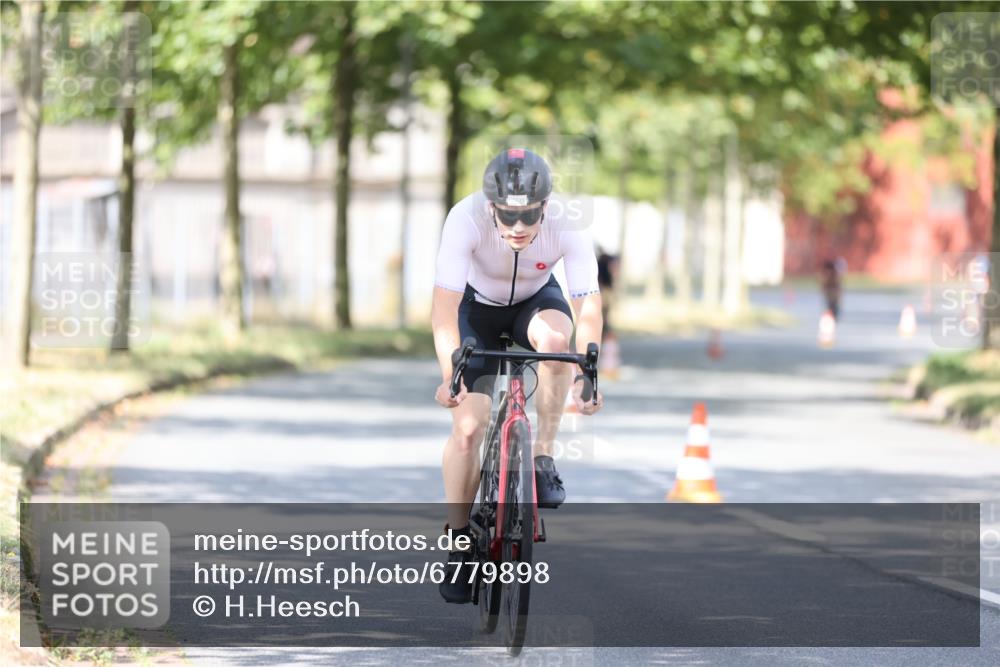 11.08.2024 - GEWOBA Citytriathlon Bremen H.Heesch http://msf.ph/oto/6779898 11.08.2024 11:48:09 Radfahren 760, 809, 851, 886, 906, 918, 928 meine-sportfotos.de