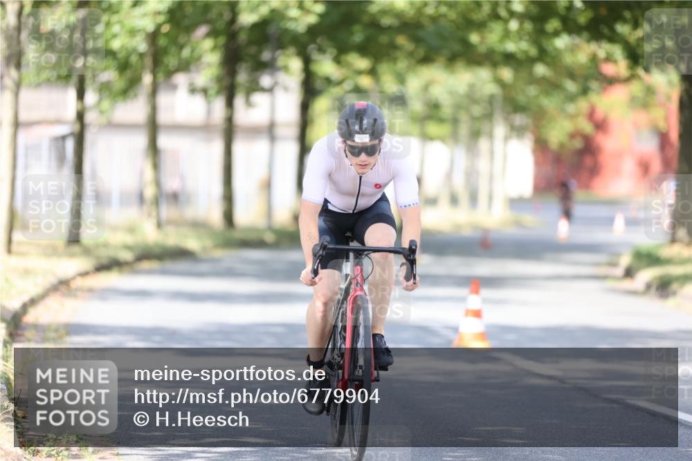 11.08.2024 - GEWOBA Citytriathlon Bremen H.Heesch http://msf.ph/oto/6779904 11.08.2024 11:48:09 Radfahren 760, 809, 851, 886, 906, 918, 928 meine-sportfotos.de