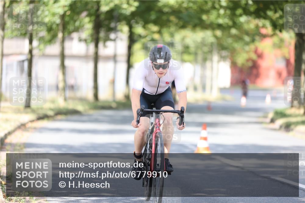 11.08.2024 - GEWOBA Citytriathlon Bremen H.Heesch http://msf.ph/oto/6779910 11.08.2024 11:48:09 Radfahren 760, 809, 851, 886, 906, 918, 928 meine-sportfotos.de