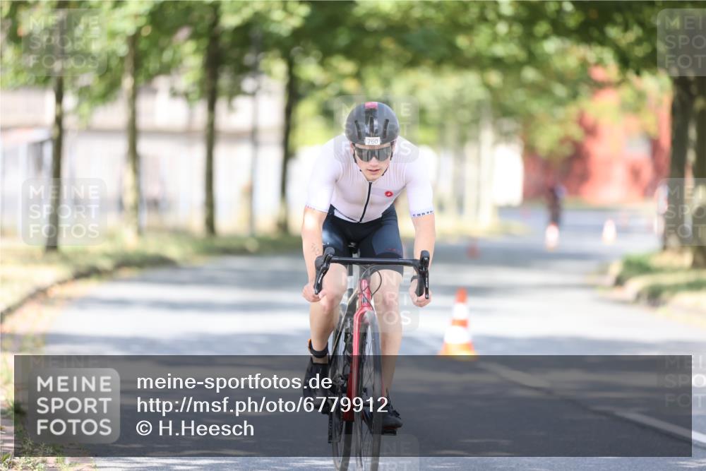 11.08.2024 - GEWOBA Citytriathlon Bremen H.Heesch http://msf.ph/oto/6779912 11.08.2024 11:48:09 Radfahren 760, 809, 851, 886, 906, 918, 928 meine-sportfotos.de