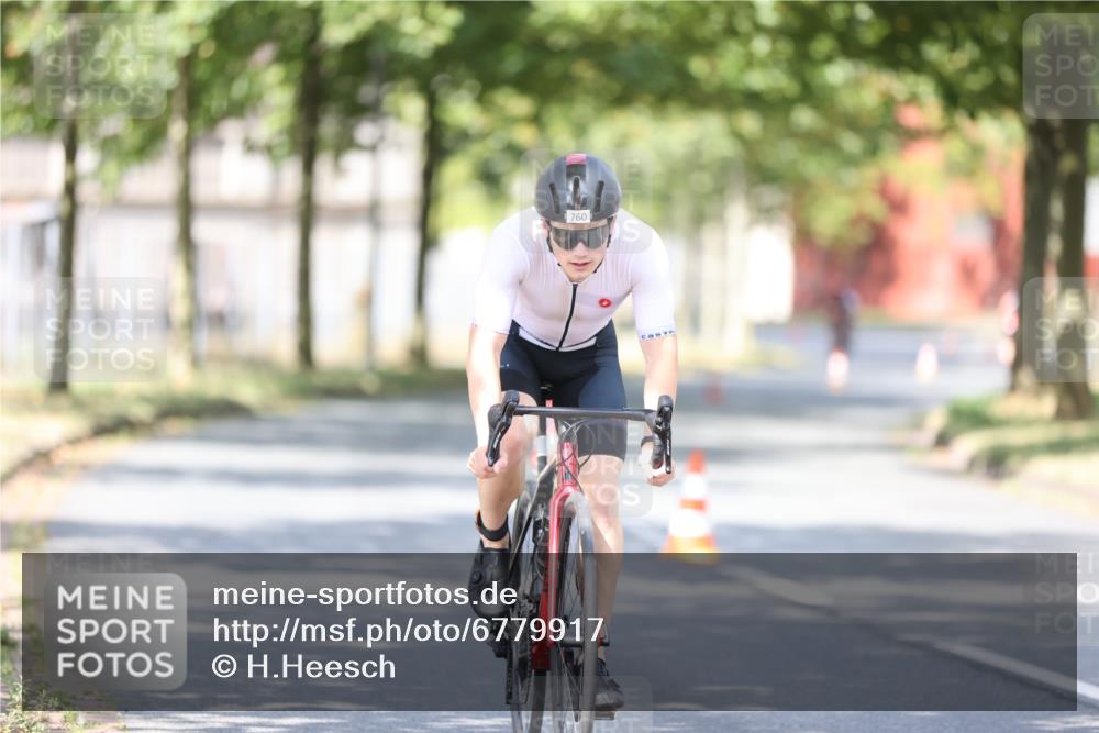 11.08.2024 - GEWOBA Citytriathlon Bremen H.Heesch http://msf.ph/oto/6779917 11.08.2024 11:48:09 Radfahren 760, 809, 851, 886, 906, 918, 928 meine-sportfotos.de