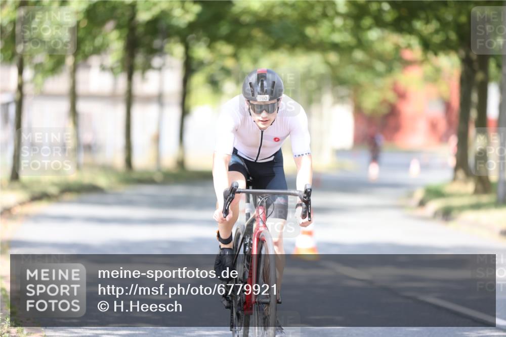 11.08.2024 - GEWOBA Citytriathlon Bremen H.Heesch http://msf.ph/oto/6779921 11.08.2024 11:48:09 Radfahren 760, 809, 851, 886, 906, 918, 928 meine-sportfotos.de