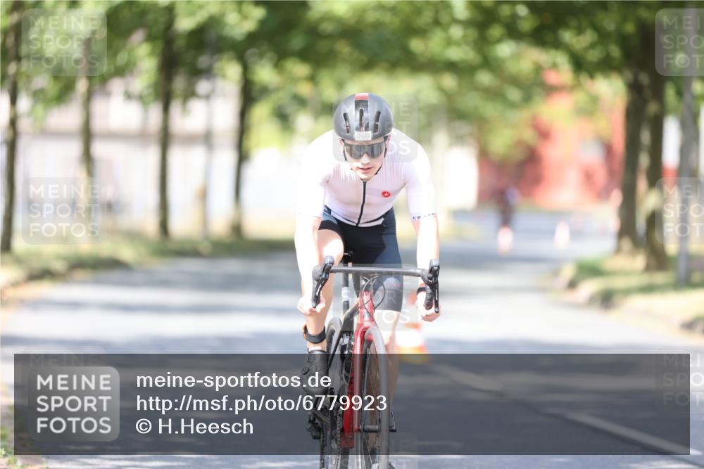 11.08.2024 - GEWOBA Citytriathlon Bremen H.Heesch http://msf.ph/oto/6779923 11.08.2024 11:48:09 Radfahren 760, 809, 851, 886, 906, 918, 928 meine-sportfotos.de