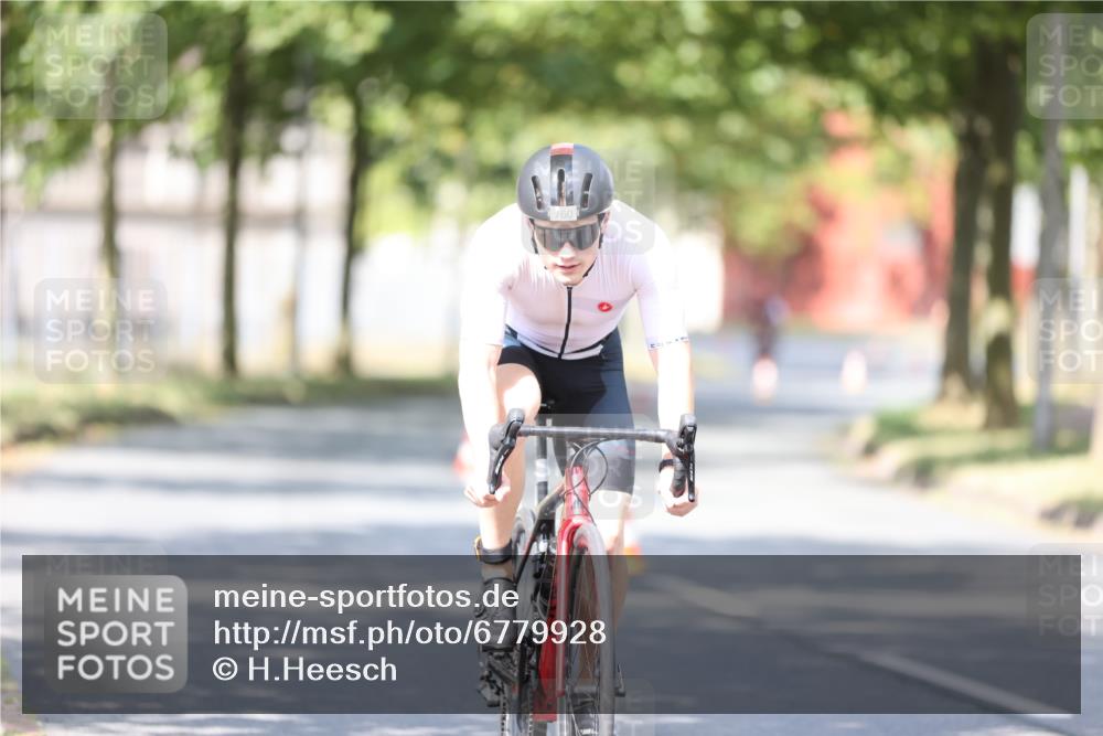 11.08.2024 - GEWOBA Citytriathlon Bremen H.Heesch http://msf.ph/oto/6779928 11.08.2024 11:48:09 Radfahren 760, 809, 851, 886, 906, 918, 928 meine-sportfotos.de
