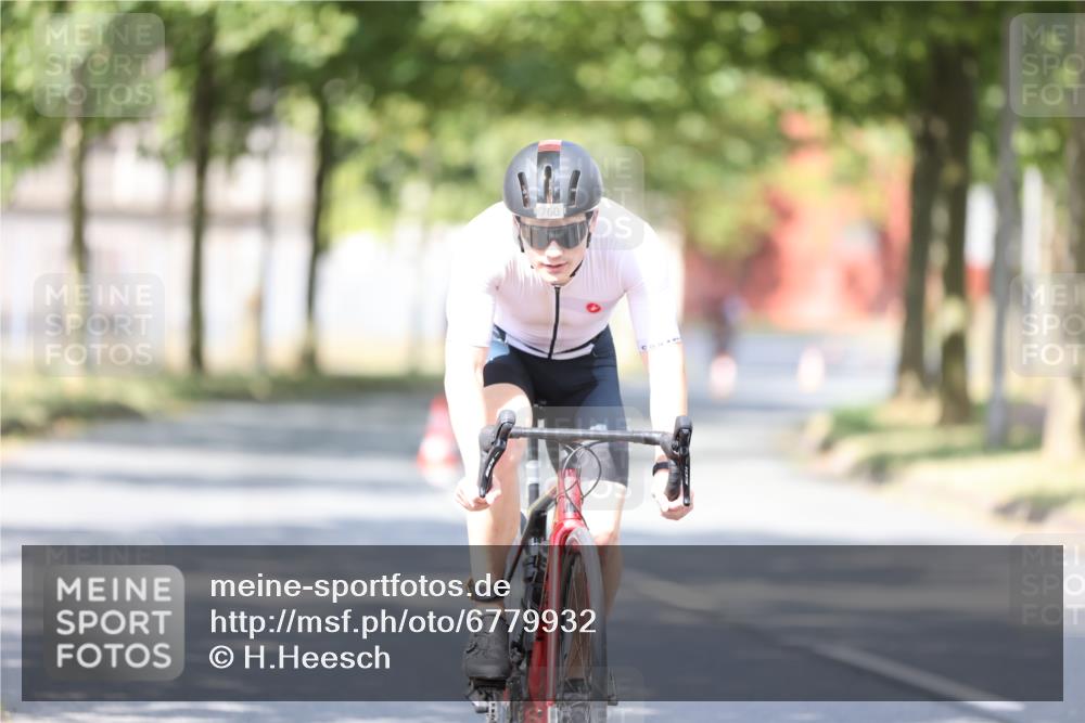 11.08.2024 - GEWOBA Citytriathlon Bremen H.Heesch http://msf.ph/oto/6779932 11.08.2024 11:48:09 Radfahren 760, 809, 851, 886, 906, 918, 928 meine-sportfotos.de