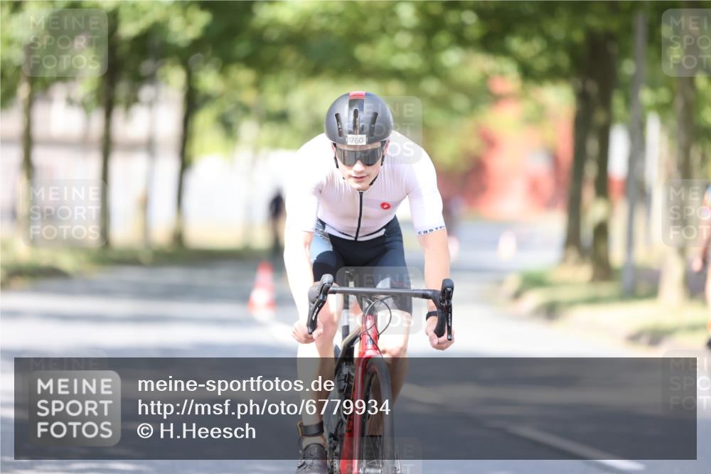 11.08.2024 - GEWOBA Citytriathlon Bremen H.Heesch http://msf.ph/oto/6779934 11.08.2024 11:48:09 Radfahren 760, 809, 851, 886, 906, 918, 928 meine-sportfotos.de