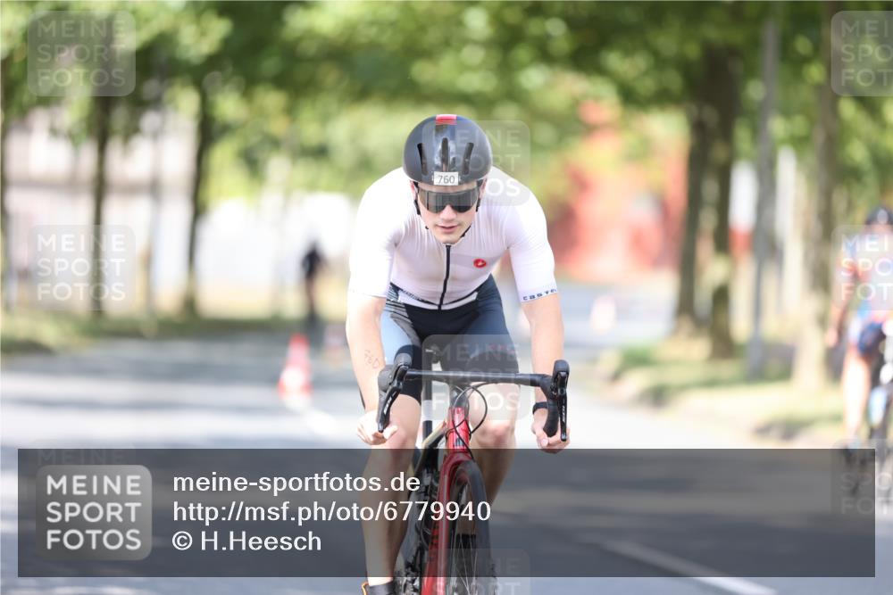 11.08.2024 - GEWOBA Citytriathlon Bremen H.Heesch http://msf.ph/oto/6779940 11.08.2024 11:48:09 Radfahren 760, 809, 851, 886, 906, 918, 928 meine-sportfotos.de