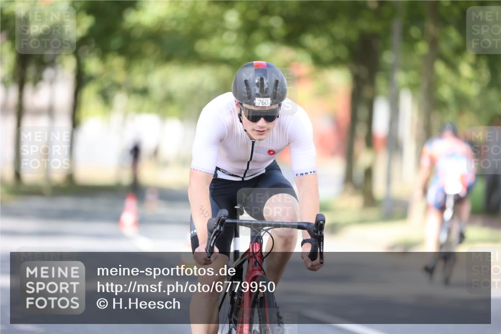 11.08.2024 - GEWOBA Citytriathlon Bremen H.Heesch http://msf.ph/oto/6779950 11.08.2024 11:48:10 Radfahren 760, 809, 851, 886, 906, 918, 928 meine-sportfotos.de