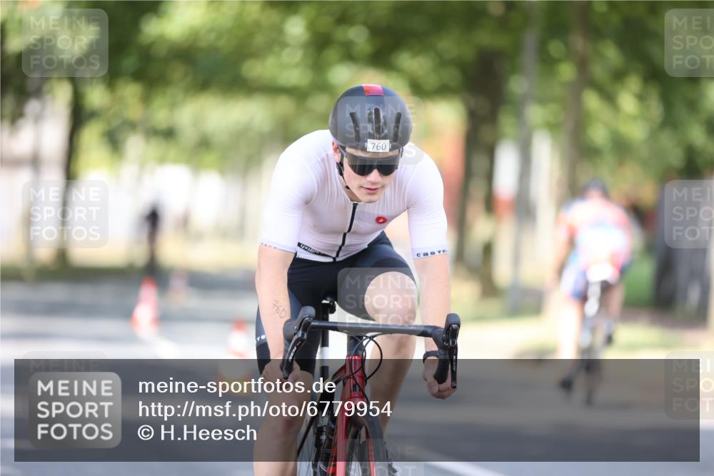 11.08.2024 - GEWOBA Citytriathlon Bremen H.Heesch http://msf.ph/oto/6779954 11.08.2024 11:48:10 Radfahren 760, 809, 851, 886, 906, 918, 928 meine-sportfotos.de