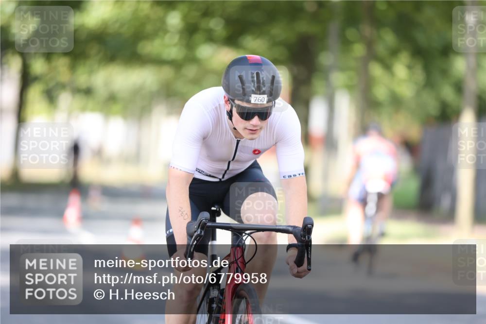 11.08.2024 - GEWOBA Citytriathlon Bremen H.Heesch http://msf.ph/oto/6779958 11.08.2024 11:48:10 Radfahren 760, 809, 851, 886, 906, 918, 928 meine-sportfotos.de
