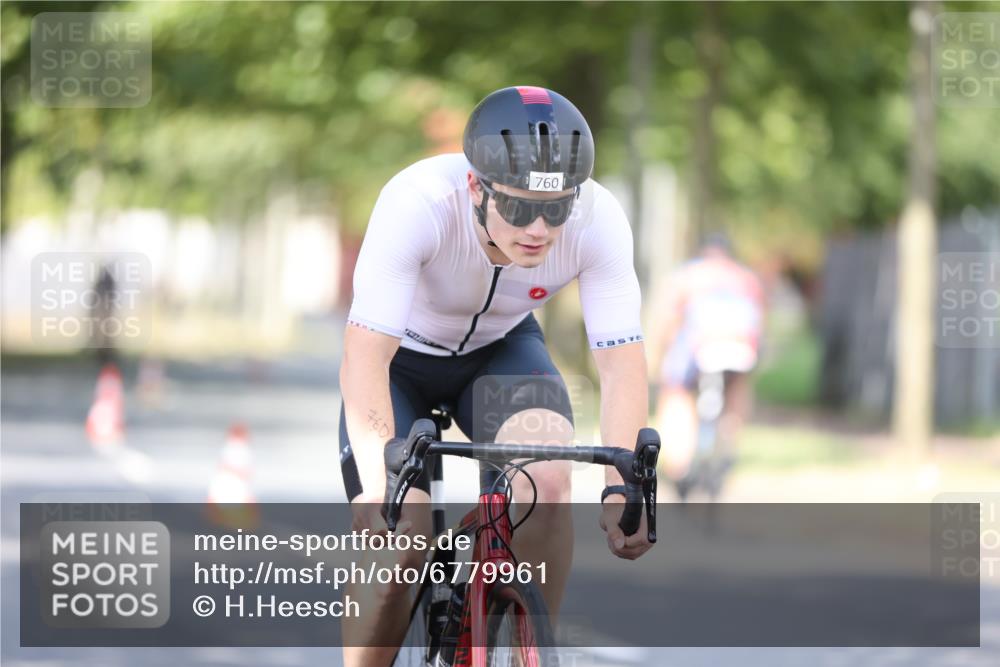 11.08.2024 - GEWOBA Citytriathlon Bremen H.Heesch http://msf.ph/oto/6779961 11.08.2024 11:48:10 Radfahren 760, 809, 851, 886, 906, 918, 928 meine-sportfotos.de