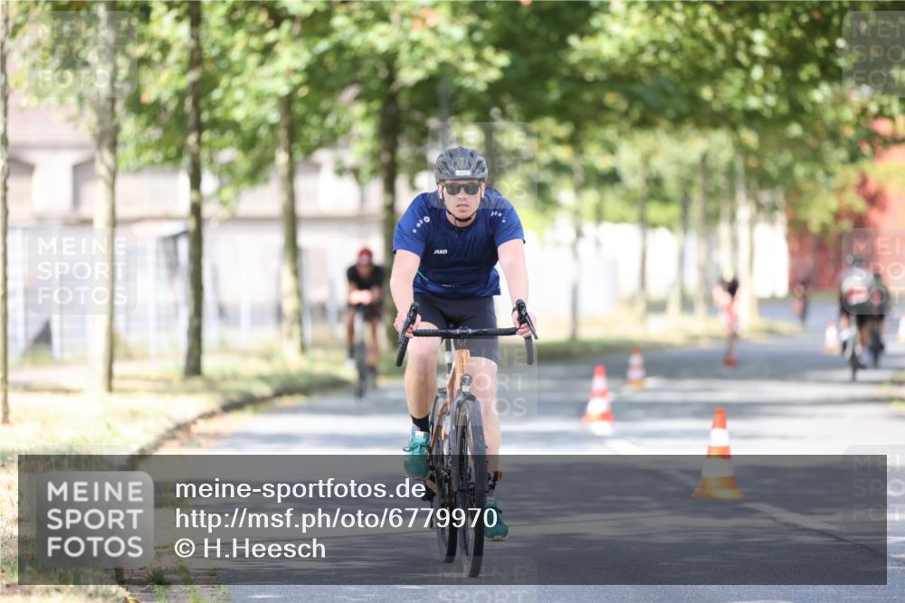 11.08.2024 - GEWOBA Citytriathlon Bremen H.Heesch http://msf.ph/oto/6779970 11.08.2024 11:48:17 Radfahren 760, 809, 847, 851, 886, 928, 1025 meine-sportfotos.de