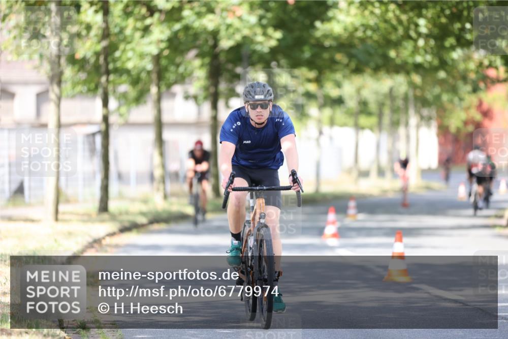 11.08.2024 - GEWOBA Citytriathlon Bremen H.Heesch http://msf.ph/oto/6779974 11.08.2024 11:48:17 Radfahren 760, 809, 847, 851, 886, 928, 1025 meine-sportfotos.de
