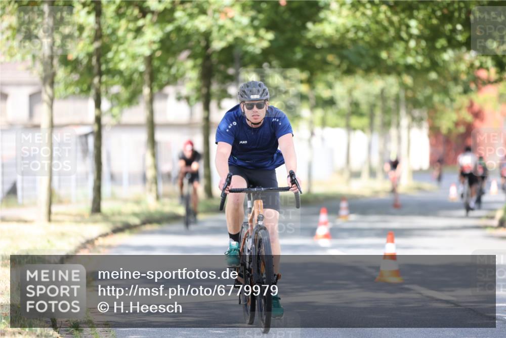 11.08.2024 - GEWOBA Citytriathlon Bremen H.Heesch http://msf.ph/oto/6779979 11.08.2024 11:48:17 Radfahren 760, 809, 847, 851, 886, 928, 1025 meine-sportfotos.de