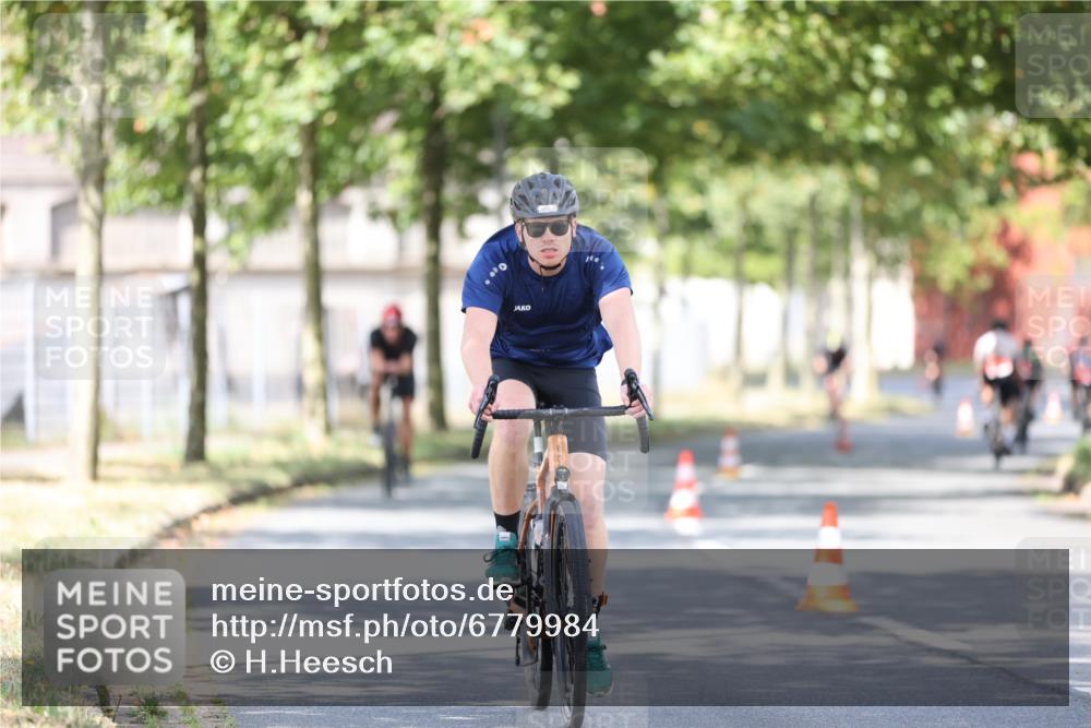 11.08.2024 - GEWOBA Citytriathlon Bremen H.Heesch http://msf.ph/oto/6779984 11.08.2024 11:48:17 Radfahren 760, 809, 847, 851, 886, 928, 1025 meine-sportfotos.de
