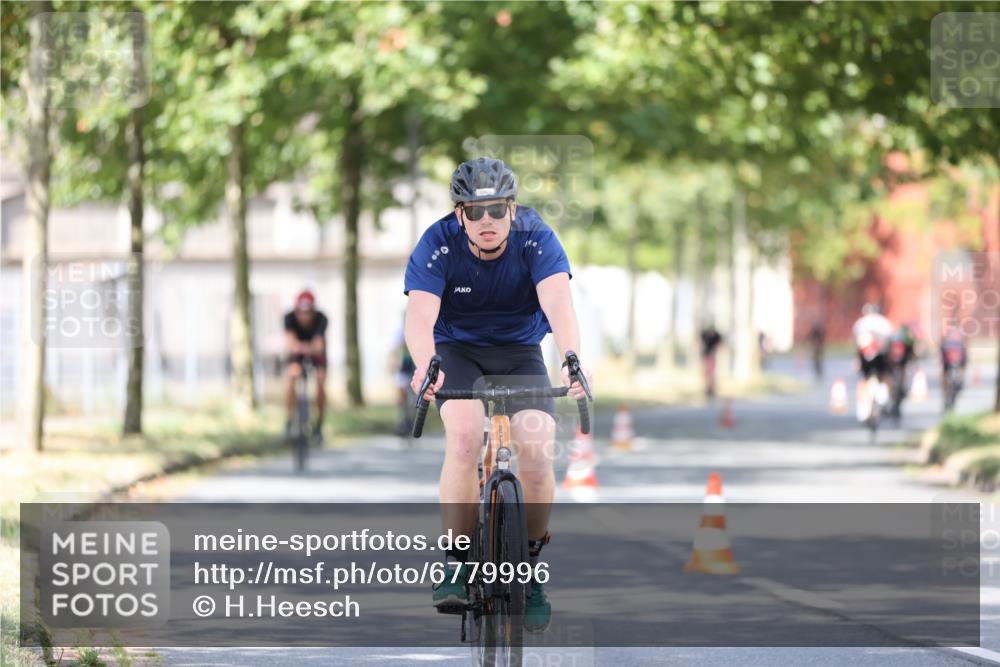 11.08.2024 - GEWOBA Citytriathlon Bremen H.Heesch http://msf.ph/oto/6779996 11.08.2024 11:48:17 Radfahren 760, 809, 847, 851, 886, 928, 1025 meine-sportfotos.de