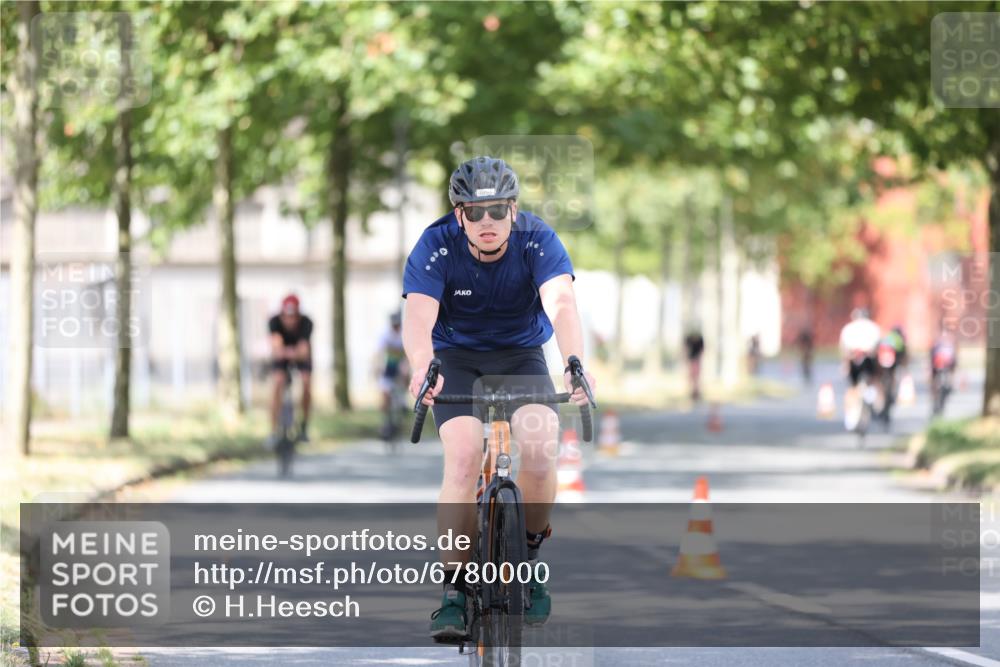 11.08.2024 - GEWOBA Citytriathlon Bremen H.Heesch http://msf.ph/oto/6780000 11.08.2024 11:48:17 Radfahren 760, 809, 847, 851, 886, 928, 1025 meine-sportfotos.de