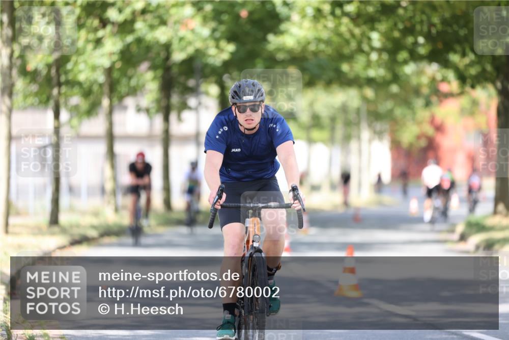11.08.2024 - GEWOBA Citytriathlon Bremen H.Heesch http://msf.ph/oto/6780002 11.08.2024 11:48:17 Radfahren 760, 809, 847, 851, 886, 928, 1025 meine-sportfotos.de