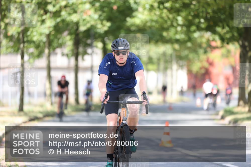11.08.2024 - GEWOBA Citytriathlon Bremen H.Heesch http://msf.ph/oto/6780006 11.08.2024 11:48:17 Radfahren 760, 809, 847, 851, 886, 928, 1025 meine-sportfotos.de