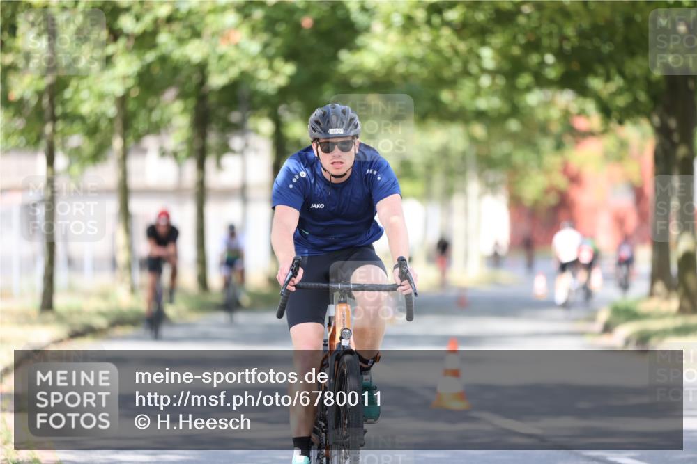 11.08.2024 - GEWOBA Citytriathlon Bremen H.Heesch http://msf.ph/oto/6780011 11.08.2024 11:48:17 Radfahren 760, 809, 847, 851, 886, 928, 1025 meine-sportfotos.de