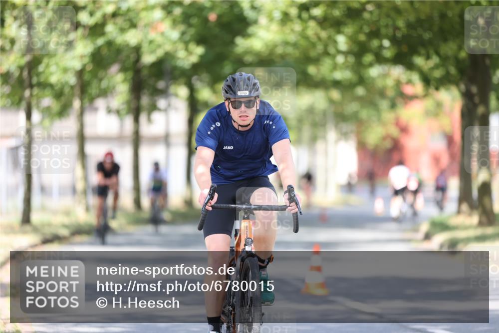 11.08.2024 - GEWOBA Citytriathlon Bremen H.Heesch http://msf.ph/oto/6780015 11.08.2024 11:48:17 Radfahren 760, 809, 847, 851, 886, 928, 1025 meine-sportfotos.de