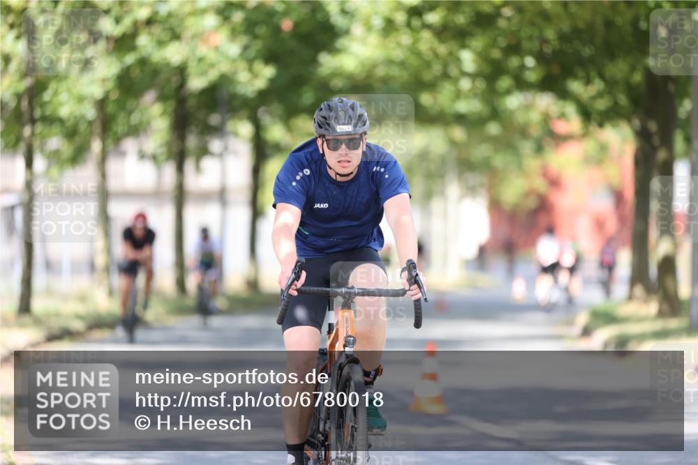 11.08.2024 - GEWOBA Citytriathlon Bremen H.Heesch http://msf.ph/oto/6780018 11.08.2024 11:48:17 Radfahren 760, 809, 847, 851, 886, 928, 1025 meine-sportfotos.de