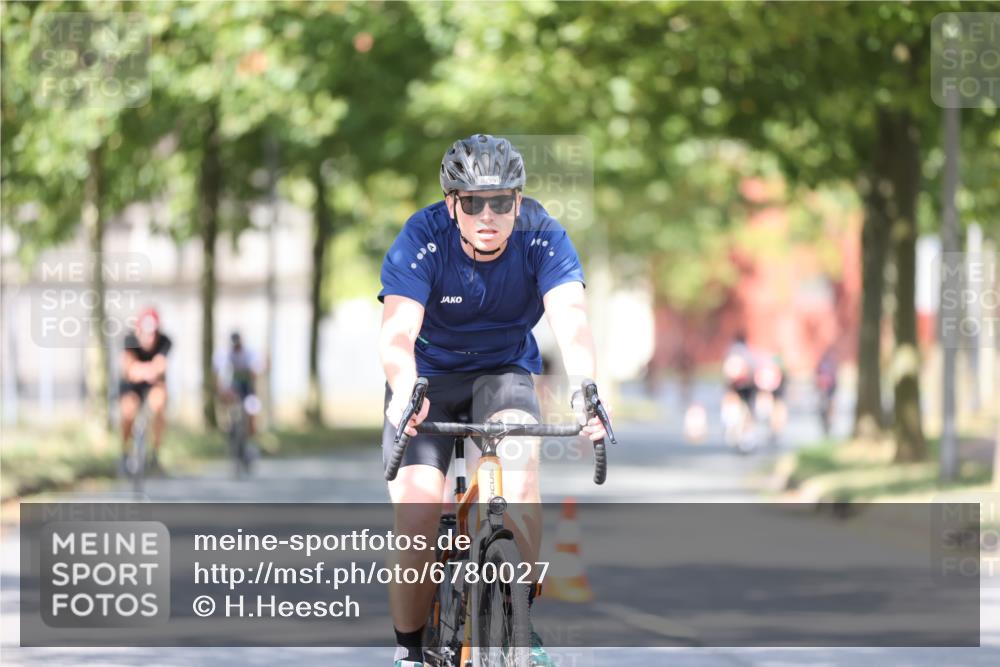 11.08.2024 - GEWOBA Citytriathlon Bremen H.Heesch http://msf.ph/oto/6780027 11.08.2024 11:48:18 Radfahren 760, 809, 847, 851, 886, 1025 meine-sportfotos.de