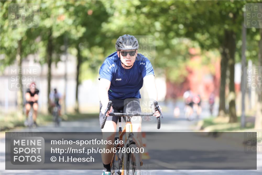 11.08.2024 - GEWOBA Citytriathlon Bremen H.Heesch http://msf.ph/oto/6780030 11.08.2024 11:48:18 Radfahren 760, 809, 847, 851, 886, 1025 meine-sportfotos.de