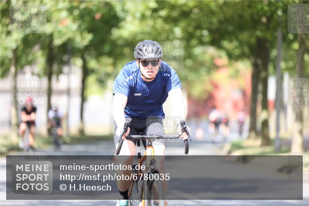11.08.2024 - GEWOBA Citytriathlon Bremen H.Heesch http://msf.ph/oto/6780035 11.08.2024 11:48:18 Radfahren 760, 809, 847, 851, 886, 1025 meine-sportfotos.de