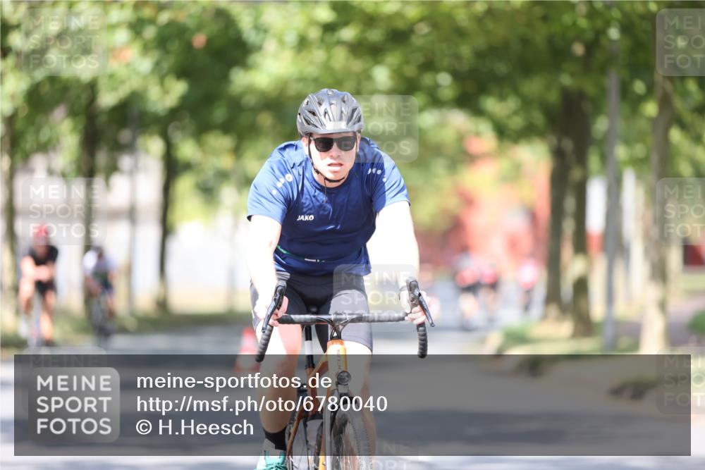 11.08.2024 - GEWOBA Citytriathlon Bremen H.Heesch http://msf.ph/oto/6780040 11.08.2024 11:48:18 Radfahren 760, 809, 847, 851, 886, 1025 meine-sportfotos.de