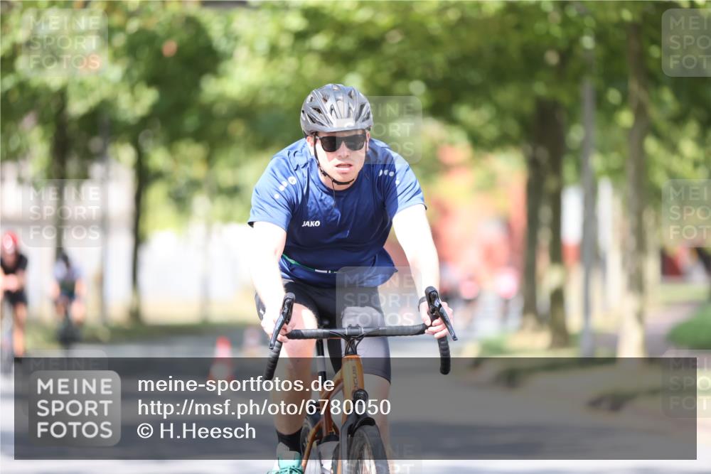 11.08.2024 - GEWOBA Citytriathlon Bremen H.Heesch http://msf.ph/oto/6780050 11.08.2024 11:48:18 Radfahren 760, 809, 847, 851, 886, 1025 meine-sportfotos.de