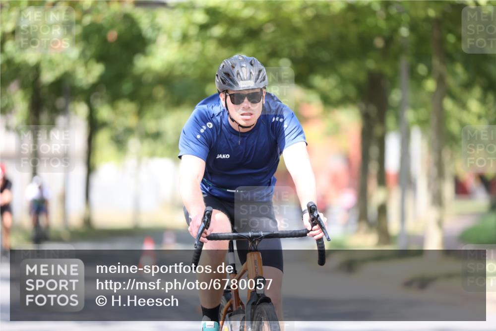 11.08.2024 - GEWOBA Citytriathlon Bremen H.Heesch http://msf.ph/oto/6780057 11.08.2024 11:48:18 Radfahren 760, 809, 847, 851, 886, 1025 meine-sportfotos.de