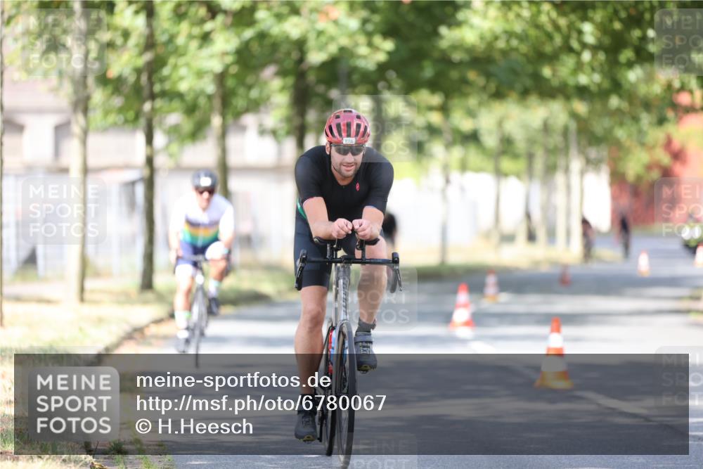 11.08.2024 - GEWOBA Citytriathlon Bremen H.Heesch http://msf.ph/oto/6780067 11.08.2024 11:48:21 Radfahren 760, 809, 847, 851, 886, 939, 1025 meine-sportfotos.de