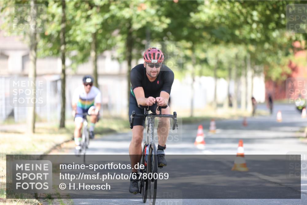 11.08.2024 - GEWOBA Citytriathlon Bremen H.Heesch http://msf.ph/oto/6780069 11.08.2024 11:48:21 Radfahren 760, 809, 847, 851, 886, 939, 1025 meine-sportfotos.de