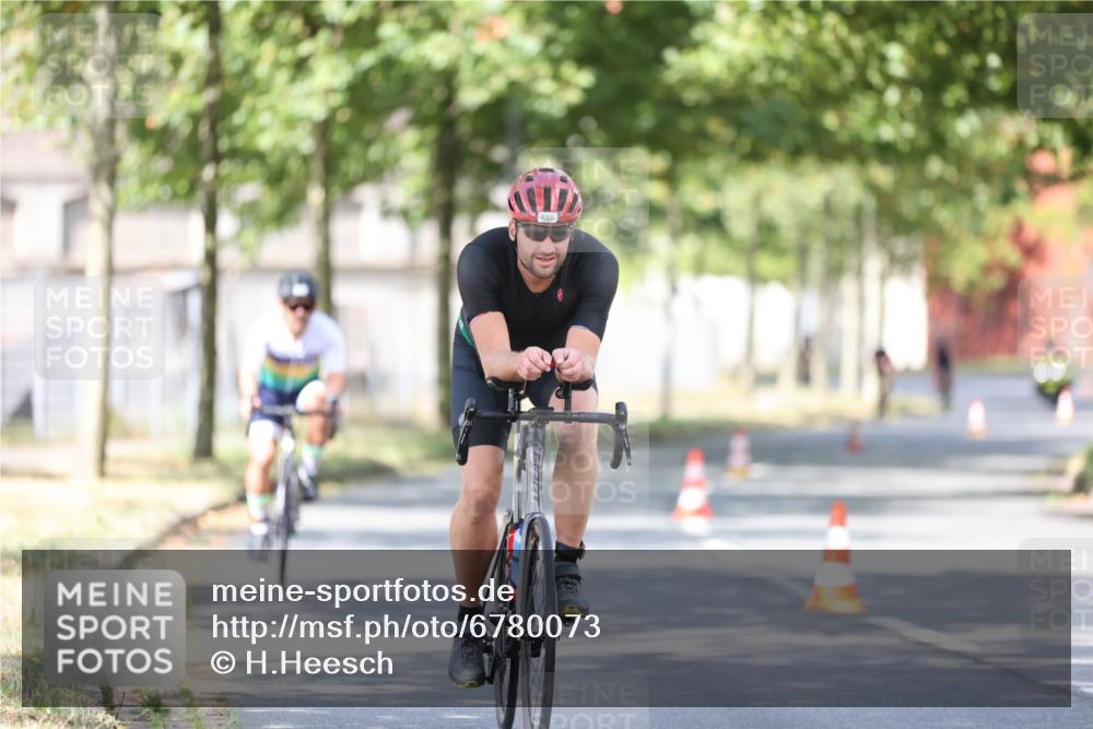 11.08.2024 - GEWOBA Citytriathlon Bremen H.Heesch http://msf.ph/oto/6780073 11.08.2024 11:48:21 Radfahren 760, 809, 847, 851, 886, 939, 1025 meine-sportfotos.de