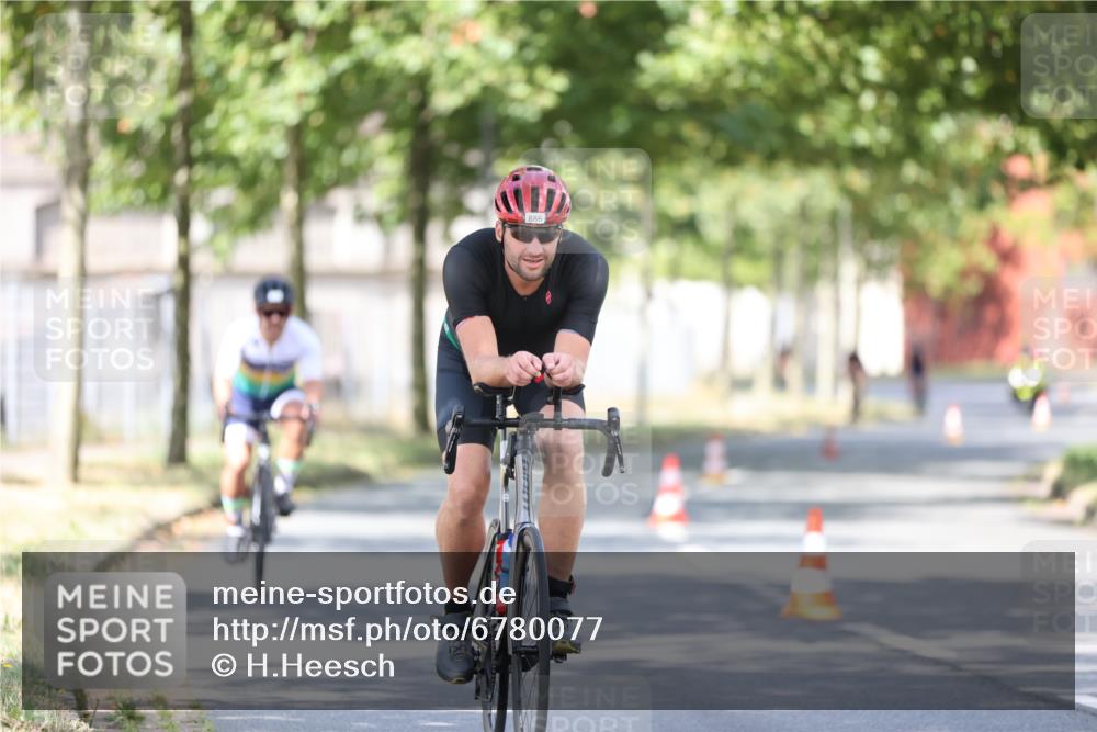 11.08.2024 - GEWOBA Citytriathlon Bremen H.Heesch http://msf.ph/oto/6780077 11.08.2024 11:48:21 Radfahren 760, 809, 847, 851, 886, 939, 1025 meine-sportfotos.de