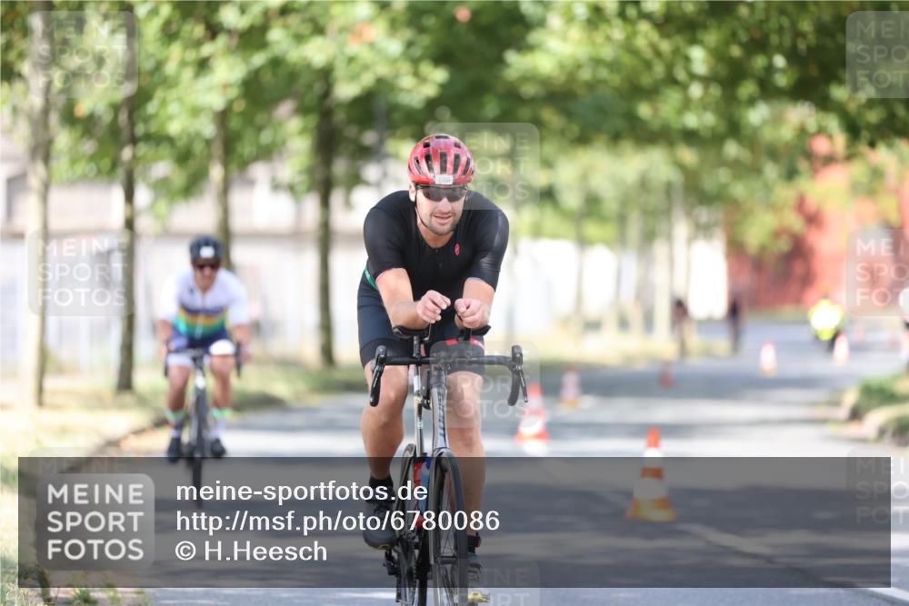 11.08.2024 - GEWOBA Citytriathlon Bremen H.Heesch http://msf.ph/oto/6780086 11.08.2024 11:48:21 Radfahren 760, 809, 847, 851, 886, 939, 1025 meine-sportfotos.de