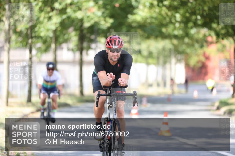 11.08.2024 - GEWOBA Citytriathlon Bremen H.Heesch http://msf.ph/oto/6780092 11.08.2024 11:48:21 Radfahren 760, 809, 847, 851, 886, 939, 1025 meine-sportfotos.de