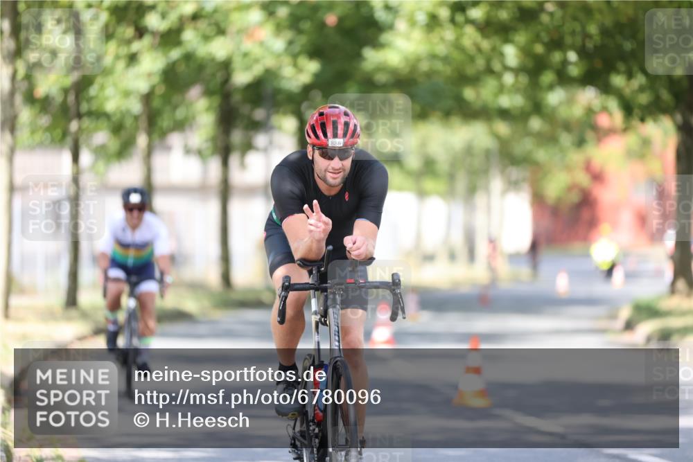 11.08.2024 - GEWOBA Citytriathlon Bremen H.Heesch http://msf.ph/oto/6780096 11.08.2024 11:48:21 Radfahren 760, 809, 847, 851, 886, 939, 1025 meine-sportfotos.de