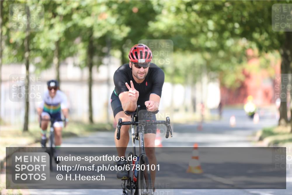11.08.2024 - GEWOBA Citytriathlon Bremen H.Heesch http://msf.ph/oto/6780101 11.08.2024 11:48:21 Radfahren 760, 809, 847, 851, 886, 939, 1025 meine-sportfotos.de