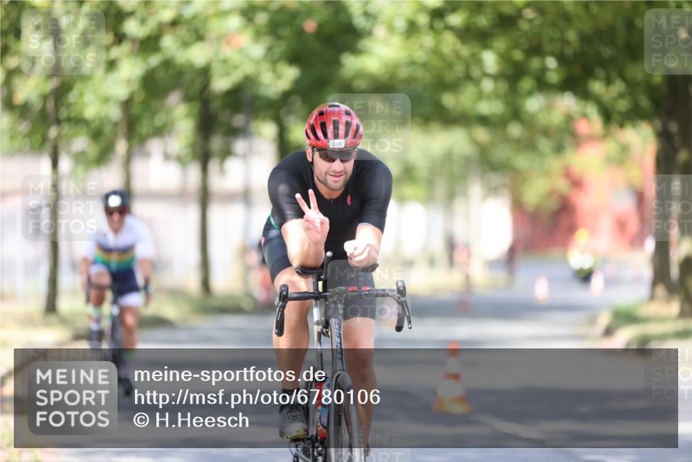 11.08.2024 - GEWOBA Citytriathlon Bremen H.Heesch http://msf.ph/oto/6780106 11.08.2024 11:48:21 Radfahren 760, 809, 847, 851, 886, 939, 1025 meine-sportfotos.de