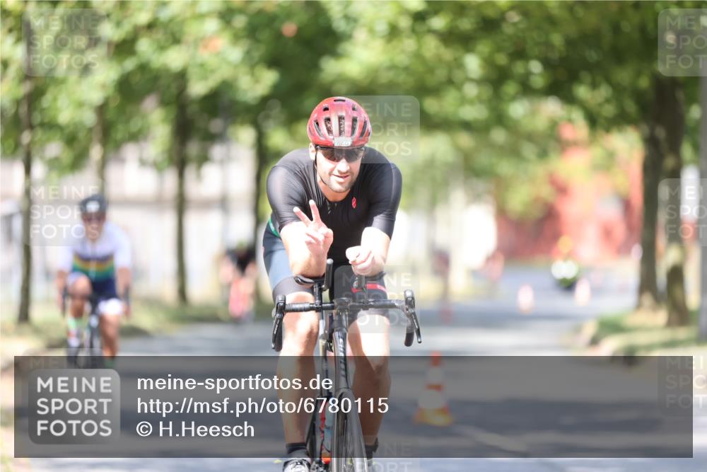 11.08.2024 - GEWOBA Citytriathlon Bremen H.Heesch http://msf.ph/oto/6780115 11.08.2024 11:48:21 Radfahren 760, 809, 847, 851, 886, 939, 1025 meine-sportfotos.de