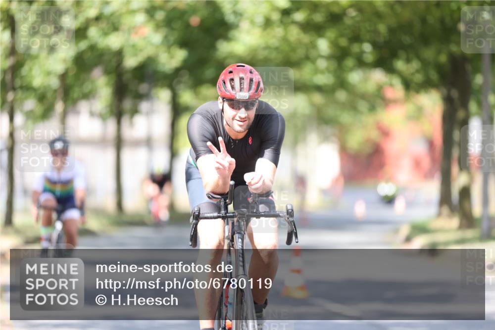 11.08.2024 - GEWOBA Citytriathlon Bremen H.Heesch http://msf.ph/oto/6780119 11.08.2024 11:48:21 Radfahren 760, 809, 847, 851, 886, 939, 1025 meine-sportfotos.de