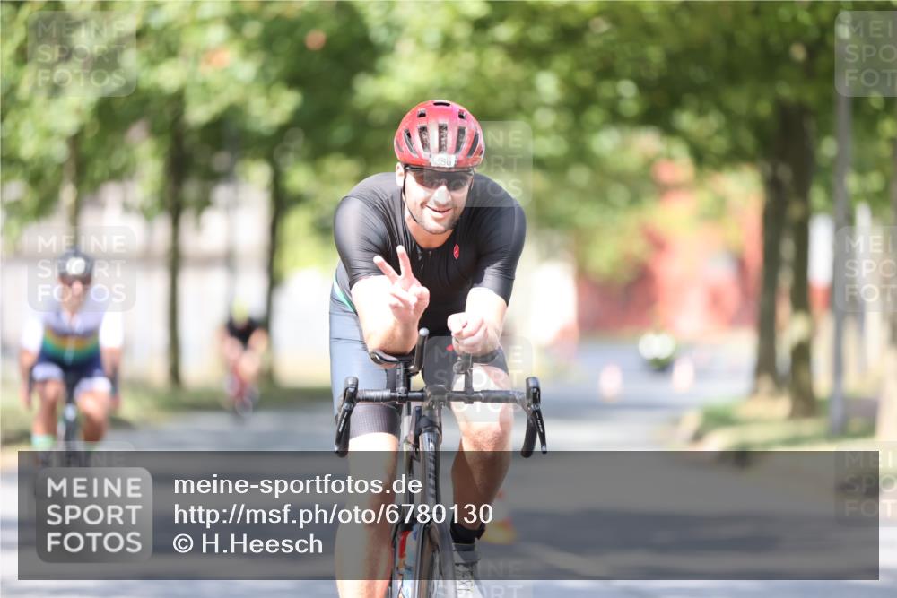 11.08.2024 - GEWOBA Citytriathlon Bremen H.Heesch http://msf.ph/oto/6780130 11.08.2024 11:48:21 Radfahren 760, 809, 847, 851, 886, 939, 1025 meine-sportfotos.de